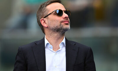 Giorgio Furlani, amministratore delegato del Milan, osserva in alto allo stadio prima della partita