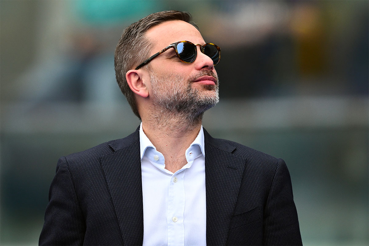 Giorgio Furlani, amministratore delegato del Milan, osserva in alto allo stadio prima della partita