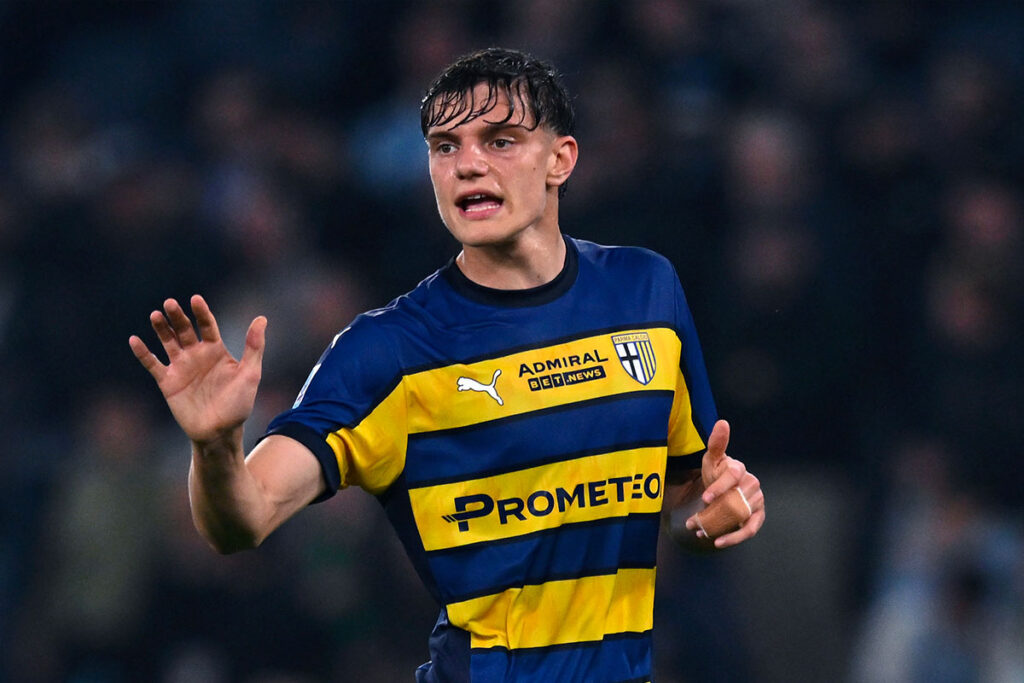 Giovanni Leoni in campo con la maglia gialloblù del Parma