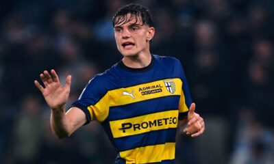 Giovanni Leoni in campo con la maglia gialloblù del Parma