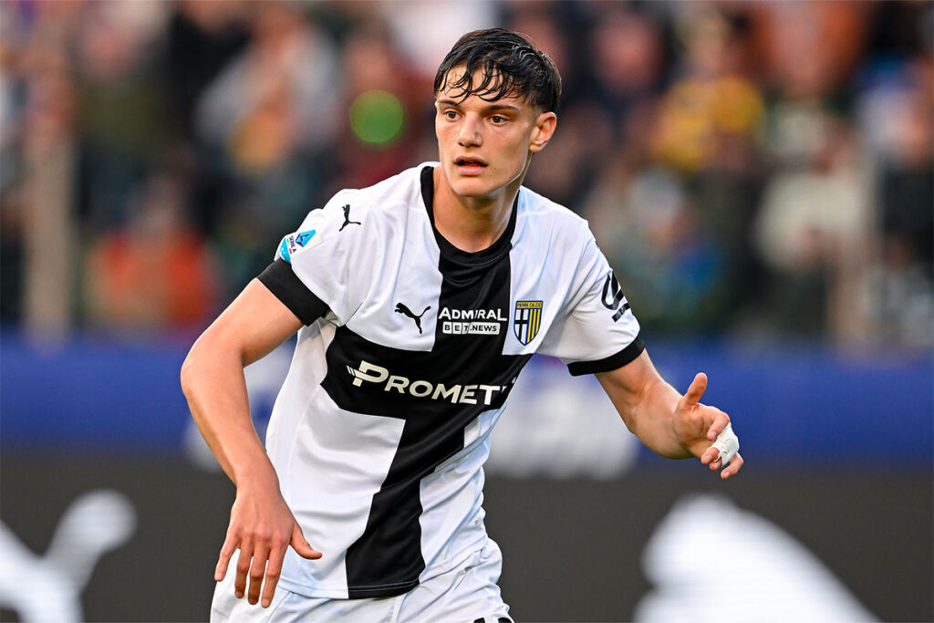 Giovanni Leoni difensore del Parma in campo durante una gara di Serie A