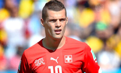 Granit Xhaka in campo con la divisa rossa della Svizzera durante una partita di calcio