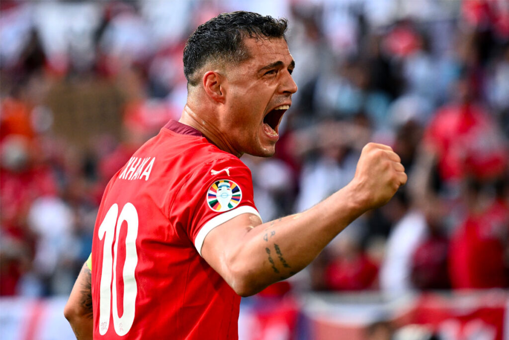 Granit Xhaka esulta con il pugno chiuso dopo un gol segnato in Nazionale
