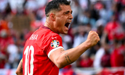 Granit Xhaka esulta con il pugno chiuso dopo un gol segnato in Nazionale