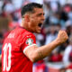 Granit Xhaka esulta con il pugno chiuso dopo un gol segnato in Nazionale
