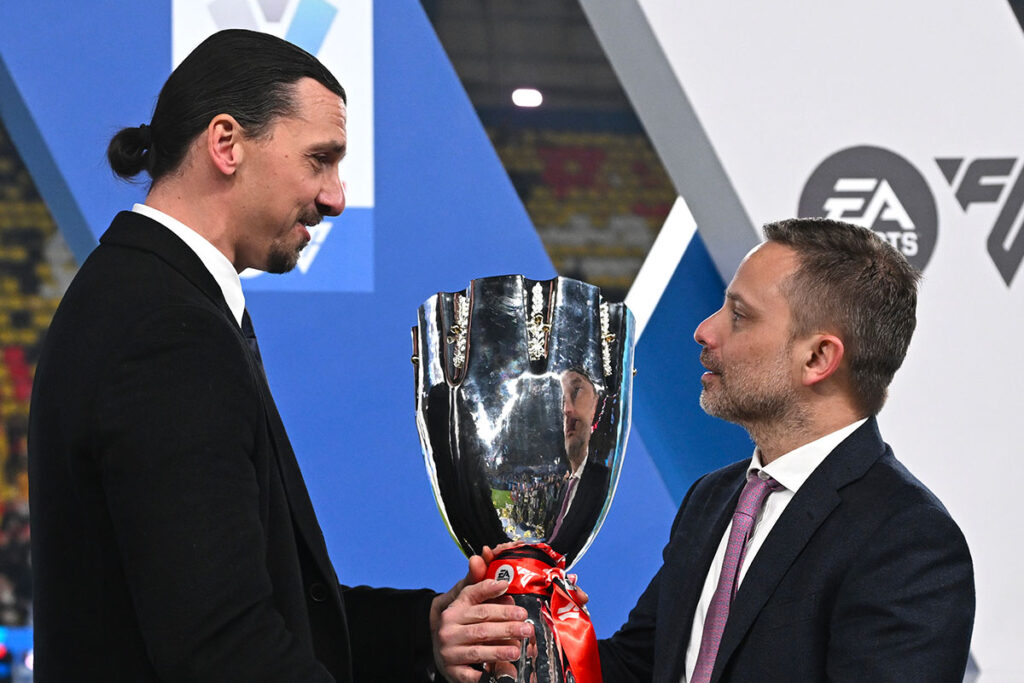 Zlatan Ibrahimovic e Giorgio Furlani con la Supercoppa Italiana 2025 a Riyad