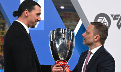 Zlatan Ibrahimovic e Giorgio Furlani con la Supercoppa Italiana 2025 a Riyad