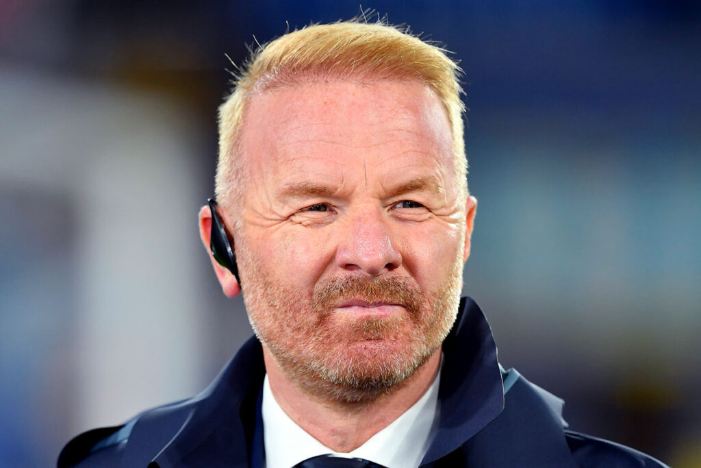 Igli Tare in abiti dirigenziali con auricolare ai tempi della Lazio, oggi nuovo direttore sportivo del Milan