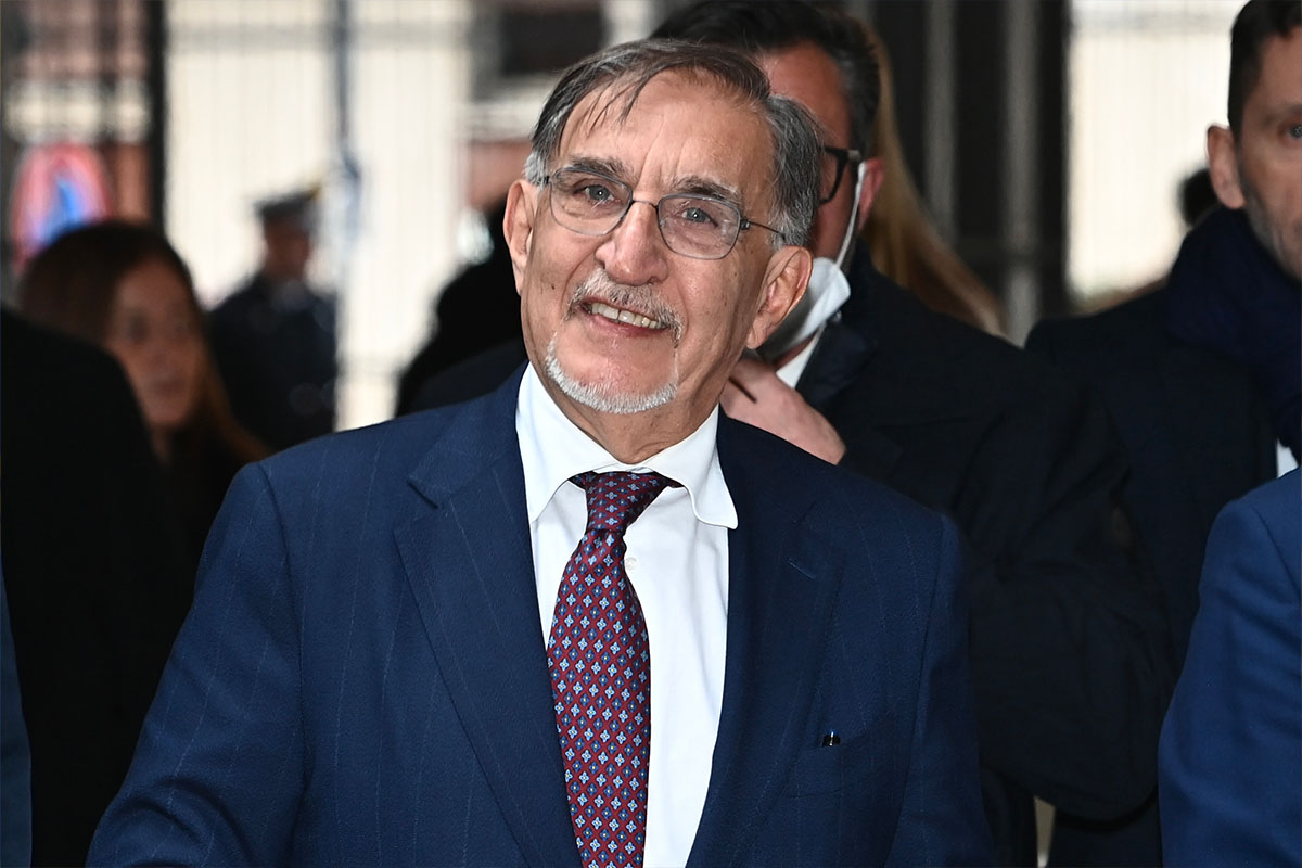 Ignazio La Russa sorridente con giacca e cravatta