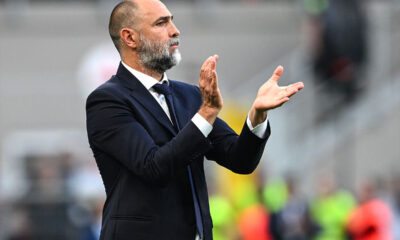 Igor Tudor in giacca e cravatta applaude i calciatori della Juventus a bordocampo