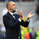 Igor Tudor in giacca e cravatta applaude i calciatori della Juventus a bordocampo