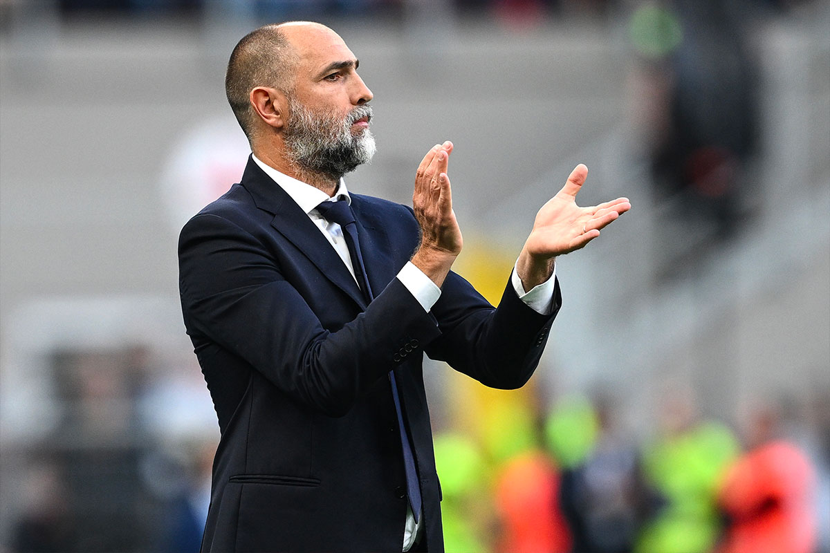 Igor Tudor in giacca e cravatta applaude i calciatori della Juventus a bordocampo