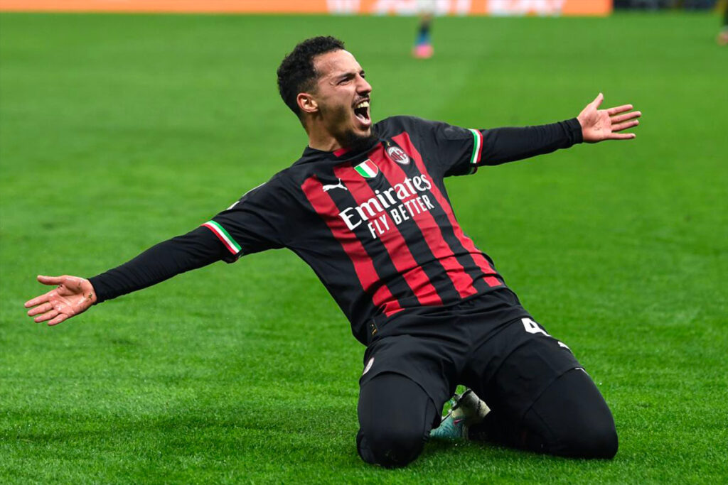 Bennacer esulta con il Milan scivolando sull’erba e a braccia aperte dopo un gol nella stagione post 19° scudetto