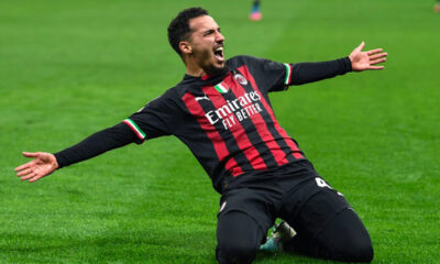 Bennacer esulta con il Milan scivolando sull’erba e a braccia aperte dopo un gol nella stagione post 19° scudetto