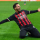Bennacer esulta con il Milan scivolando sull’erba e a braccia aperte dopo un gol nella stagione post 19° scudetto