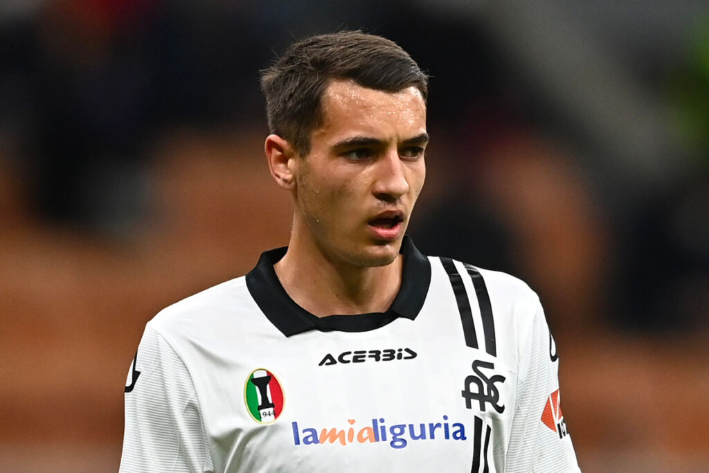 Jakub Kiwior con la maglia dello Spezia, prima del trasferimento all’Arsenal