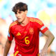 Javi Guerra in campo con la maglia della Nazionale spagnola Under 21