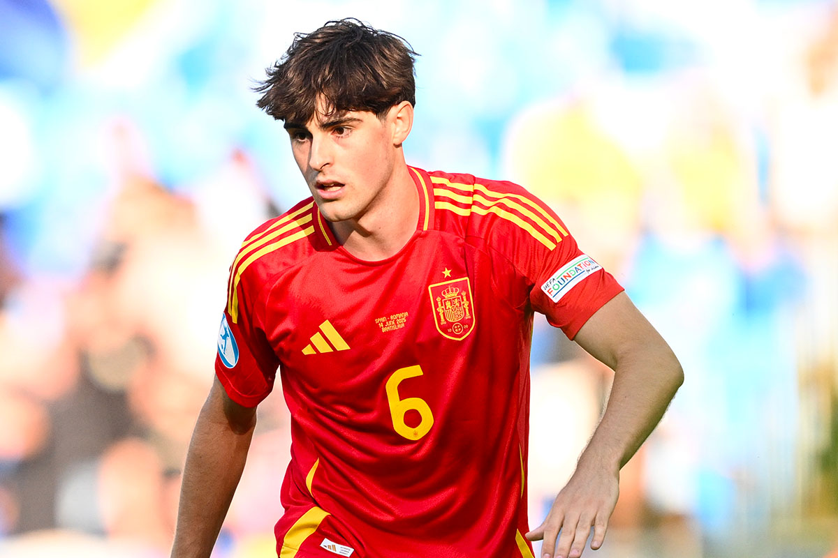 Javi Guerra in campo con la maglia della Nazionale spagnola Under 21