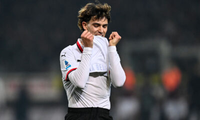 Joao Felix si morde la seconda maglia del Milan in campo dopo un’occasione fallita