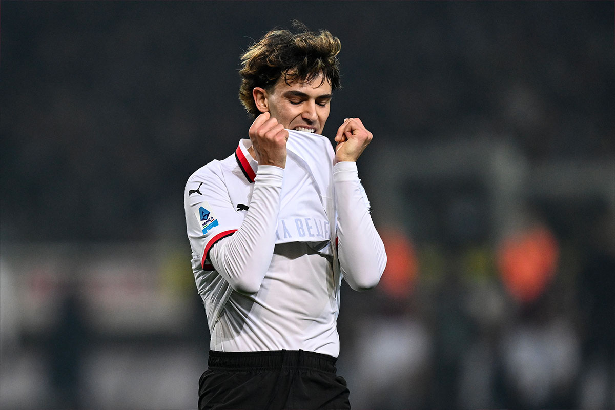 Joao Felix si morde la seconda maglia del Milan in campo dopo un’occasione fallita