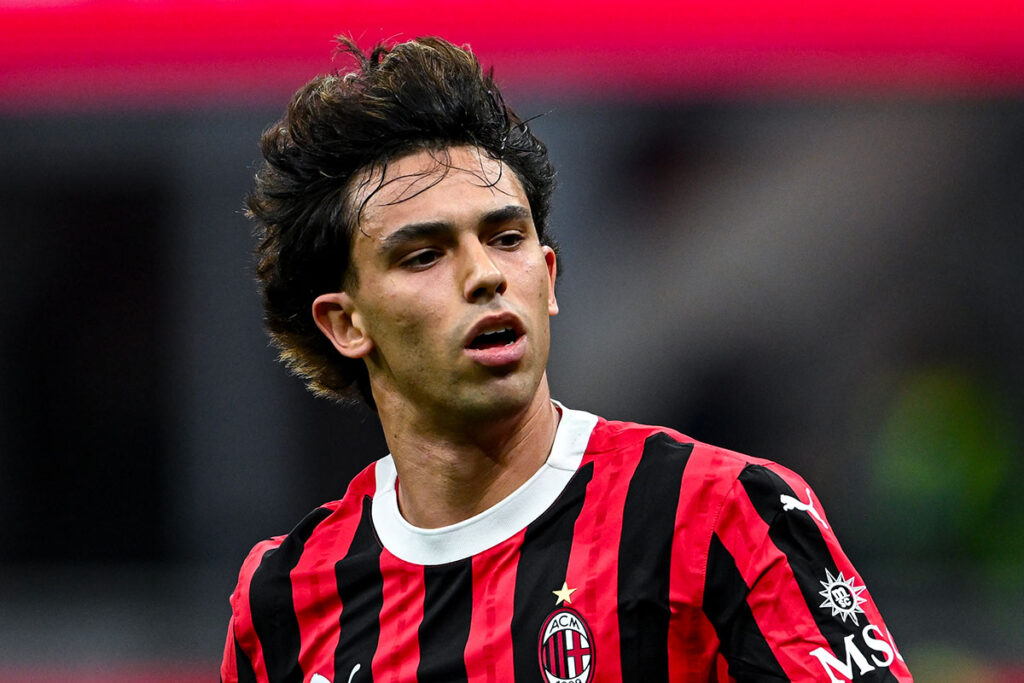 Joao Felix in campo con la maglia del Milan