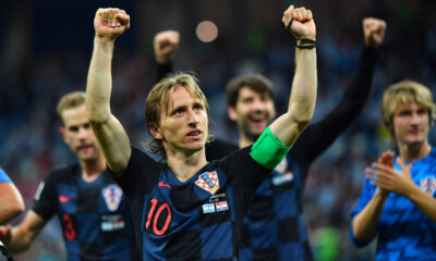 Luka Modric esulta con la Croazia ai Mondiali 2018, compagni sfocati sullo sfondo