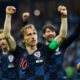 Luka Modric esulta con la Croazia ai Mondiali 2018, compagni sfocati sullo sfondo