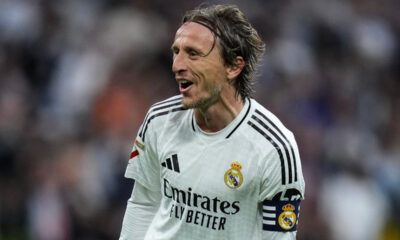Luka Modric esulta con la fascia da capitano dopo aver segnato un gol con il Real Madrid