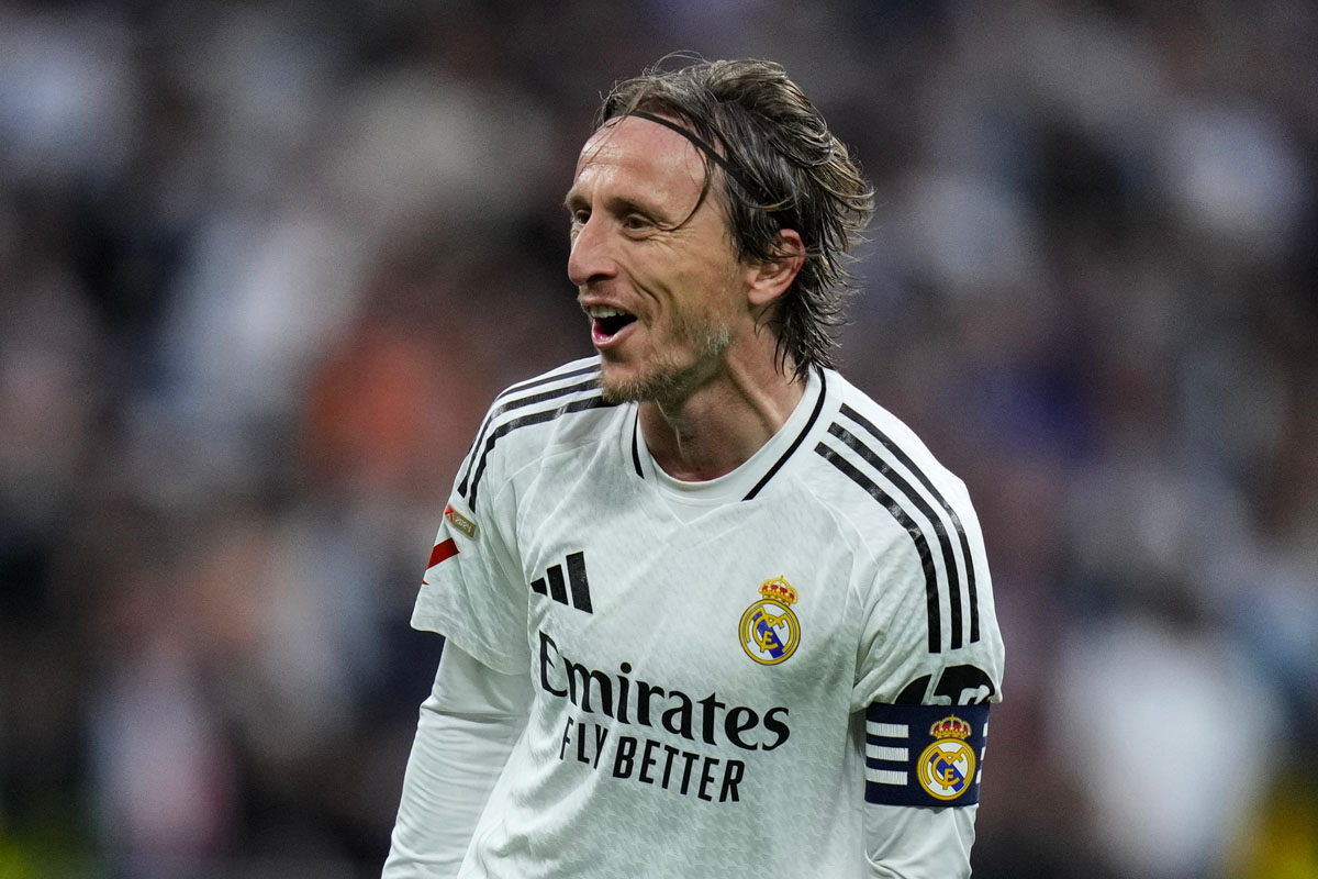 Luka Modric esulta con la fascia da capitano dopo aver segnato un gol con il Real Madrid