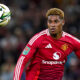 Marcus Rashford corre in campo con il pallone durante una partita con il Manchester United