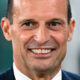 Massimiliano Allegri sorride mentre si sistema la cravatta durante la sua esperienza da allenatore della Juventus