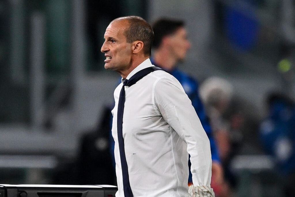 Massimiliano Allegri si toglie la giacca a bordo campo durante una partita con la Juventus