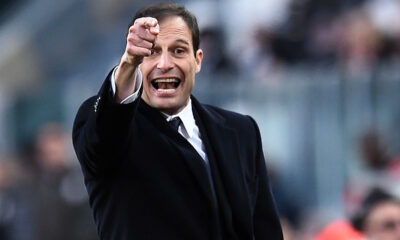 Allegri a bordocampo con la Juventus mentre dà indicazioni ai giocatori durante una partita