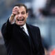 Allegri a bordocampo con la Juventus mentre dà indicazioni ai giocatori durante una partita