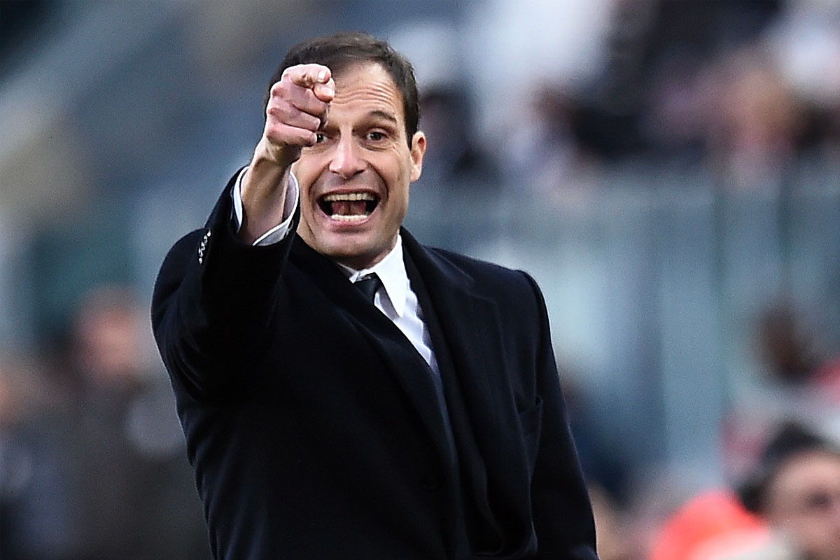 Allegri a bordocampo con la Juventus mentre dà indicazioni ai giocatori durante una partita