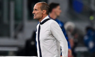 Massimiliano Allegri si toglie la giacca a bordo campo durante una partita con la Juventus
