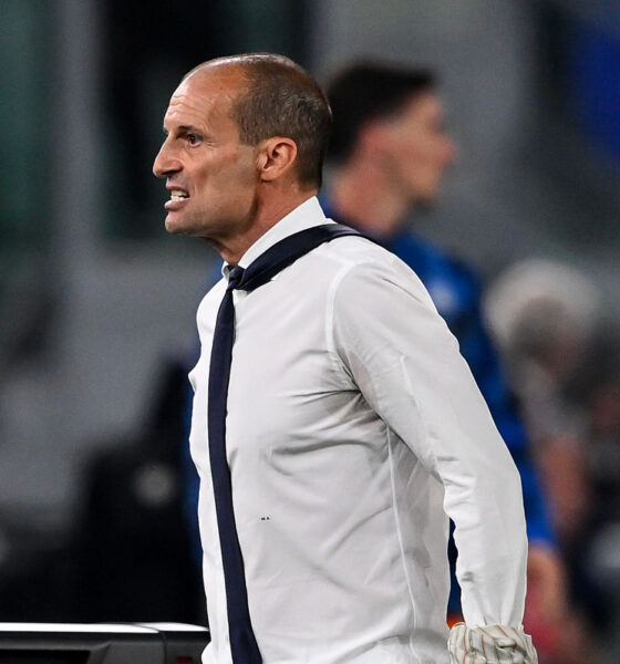 Massimiliano Allegri si toglie la giacca a bordo campo durante una partita con la Juventus