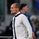 Massimiliano Allegri si toglie la giacca a bordo campo durante una partita con la Juventus