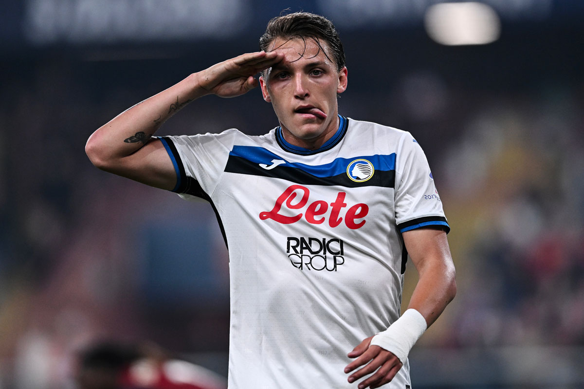 Mateo Retegui esulta dopo un gol con la seconda maglia dell’Atalanta 2024/2025