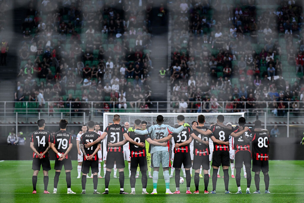 Giocatori del Milan 2024/2025 schierati a centrocampo durante un minuto di silenzio a San Siro prima di una partita di campionato