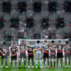 Giocatori del Milan 2024/2025 schierati a centrocampo durante un minuto di silenzio a San Siro prima di una partita di campionato