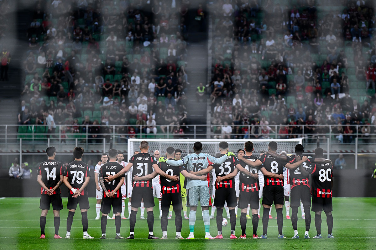 Giocatori del Milan 2024/2025 schierati a centrocampo durante un minuto di silenzio a San Siro prima di una partita di campionato