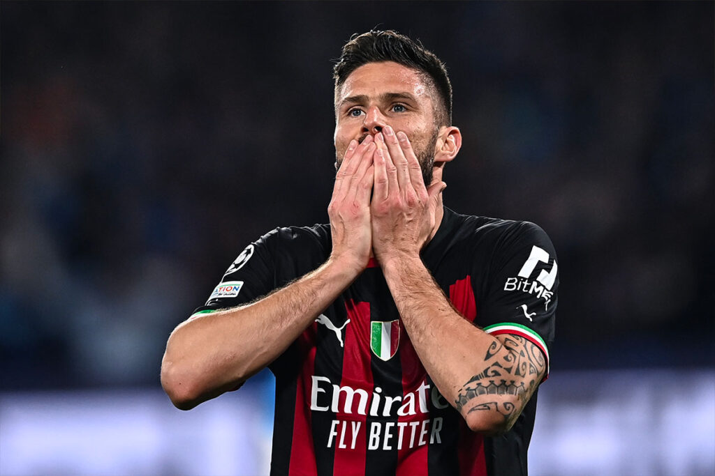 Giroud con la maglia del Milan 2022/2023, disperato per un gol sbagliato