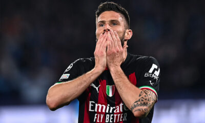 Giroud con la maglia del Milan 2022/2023, disperato per un gol sbagliato