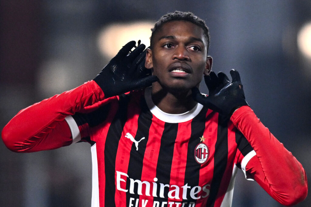 Rafa Leao esulta con le mani alle orecchie dopo un gol segnato con il Milan