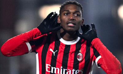Rafa Leao esulta con le mani alle orecchie dopo un gol segnato con il Milan