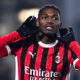 Rafa Leao esulta con le mani alle orecchie dopo un gol segnato con il Milan