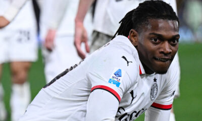 Leao esulta con il gesto del surfista dopo un gol con il Milan