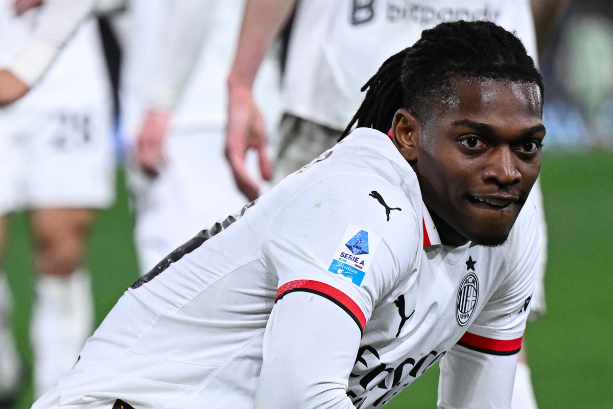 Leao esulta con il gesto del surfista dopo un gol con il Milan