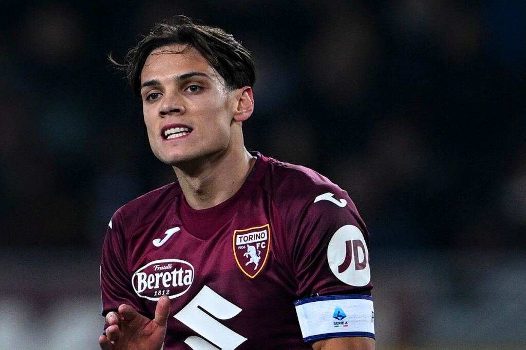 Samuele Ricci centrocampista Torino applaude compagni in Serie A 2024/2025